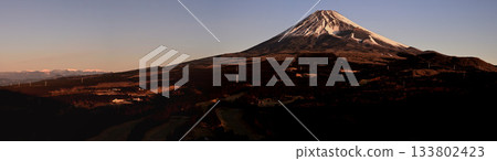 從鳥離機高原展望台拍攝的愛垂山脈越前山全景照片。富士山沐浴在晨曦之中。 133802423