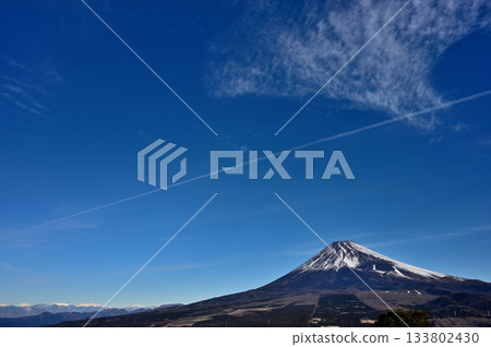 從愛高山脈的越前山眺望白雪皚皚的富士山和蔚藍的天空。留白處可添加文字。 133802430
