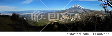 從足座山脈越前山拍攝的駿河灣、南阿爾卑斯山脈和富士山的全景照片 133802433