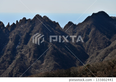 Mount Echizen in the Aitaka Mountains, the ridgeline of Mount Horai (Mount Horai) and Mount Yobuko seen from Kitashirogaren Mount Echizen in the Aitaka Mountains, the ridgeline of Mount Horai (Mount Horai) and Mount Yobuko seen from Kitashirogaren 133802441