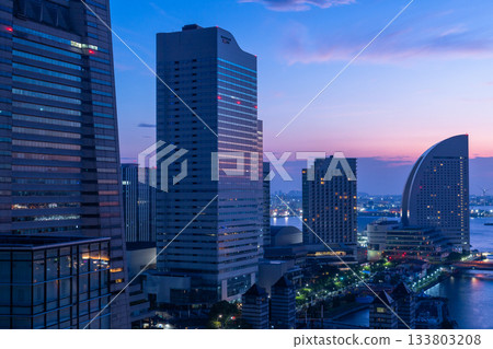 Kanagawa Prefecture: Dawn in the Yokohama Bay Area 133803208