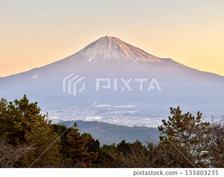 富士山在早晨的陽光下 富士山在早晨的陽光下 133803235