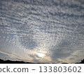 黃昏和落日時分,鱗狀雲層鋪滿天空。 黃昏和落日時分,鱗狀雲層鋪滿天空。 133803602
