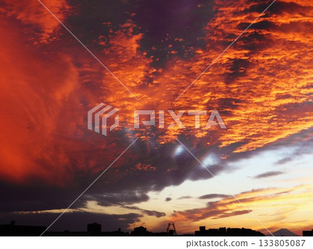 從河口市荒川河岸看到的火紅日落 從河口市荒川河岸看到的火紅日落 133805087