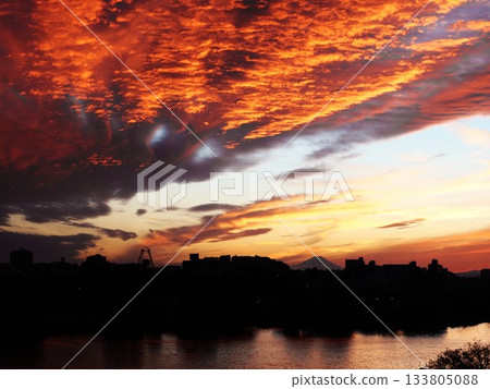 從河口市荒川河岸看到的火紅日落 從河口市荒川河岸看到的火紅日落 133805088