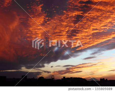 從河口市荒川河岸看到的火紅日落 從河口市荒川河岸看到的火紅日落 133805089