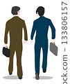 兩名上班族背影並肩而行，上下班途中。 133806157