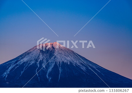 【靜岡縣】秋季黃昏時分,從狸湖眺望富士山 【靜岡縣】秋季黃昏時分,從狸湖眺望富士山 133806267