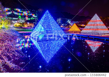 水面上反射的光線 水面上反射的光線 133806442
