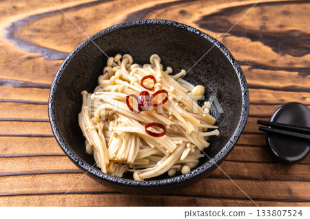 Steamed Enoki mushrooms 133807524