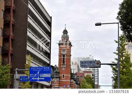 The intersection where the Yokohama Port Opening Memorial Hall is located and the directional signs 133807816