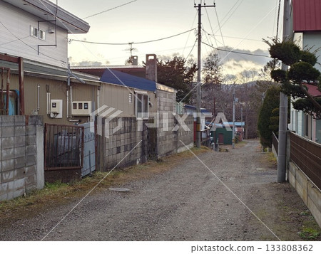 鄉村的未鋪設碎石路 133808362