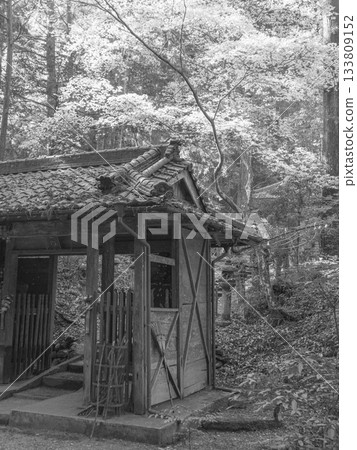 Monochrome view of the Sanmon gate of Tanimizu Yakushido 133809152