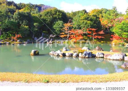 秋日的天龍寺（京都市草源池） 133809337