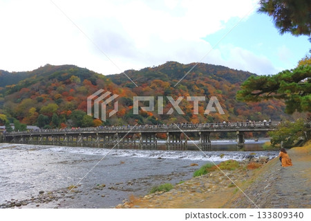 秋天的渡月橋(京都市嵐山) 秋天的渡月橋(京都市嵐山) 133809340