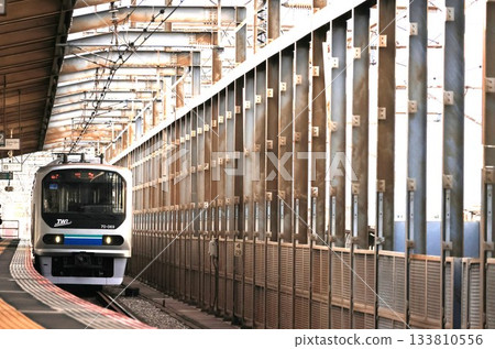 一列行駛在JR埼京線上的臨海線列車 133810556