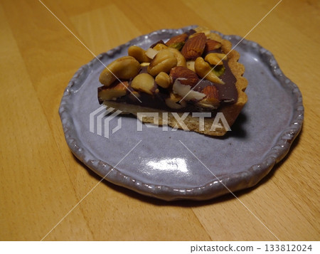 Chocolate and nut tart 133812024