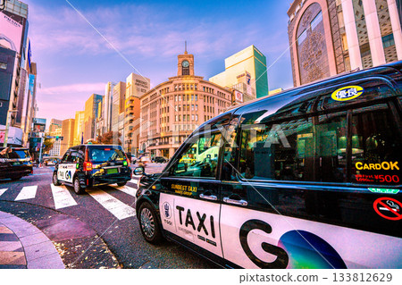 12月，日本東京的城市景觀…銀座上有許多計程車…螢幕右側是禁菸計程車。 133812629