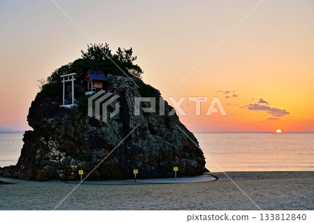 稻佐海灘的日落(日本遺產「出雲,落日聖地」) 稻佐海灘的日落(日本遺產「出雲,落日聖地」) 133812840