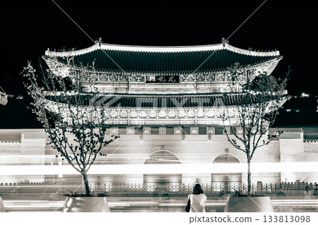黑白照耀下的首爾光化門 133813098