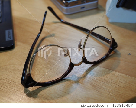 桌上的眼鏡。留白。適合商務用途的圖片。喝咖啡時喝眼鏡的場景。 桌上的眼鏡。留白。適合商務用途的圖片。喝咖啡時喝眼鏡的場景。 133813497