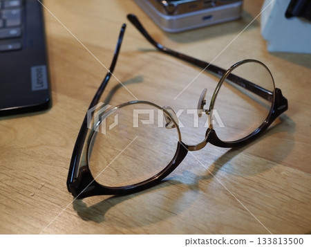 桌上的眼鏡。留白。適合商務用途的圖片。喝咖啡時喝眼鏡的場景。 133813500