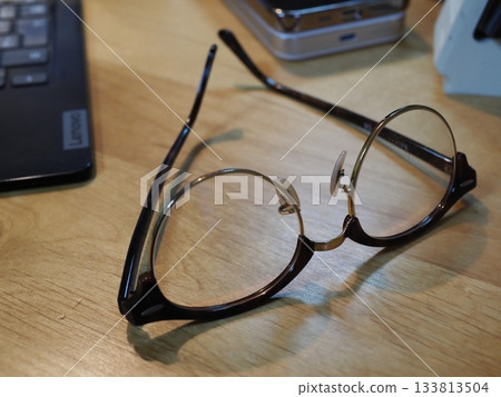 桌上的眼鏡。留白。適合商務用途的圖片。喝咖啡時喝眼鏡的場景。 桌上的眼鏡。留白。適合商務用途的圖片。喝咖啡時喝眼鏡的場景。 133813504
