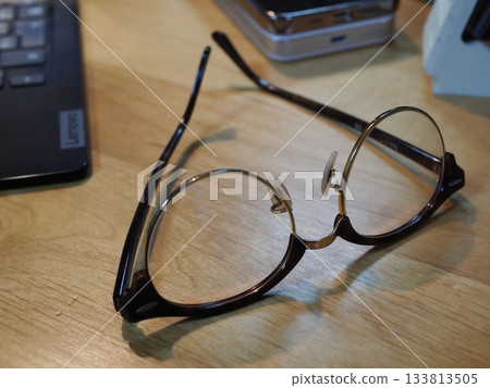 桌上的眼鏡。留白。適合商務用途的圖片。喝咖啡時喝眼鏡的場景。 133813505
