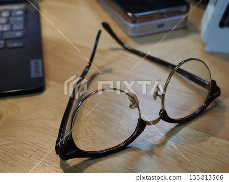 桌上的眼鏡。留白。適合商務用途的圖片。喝咖啡時喝眼鏡的場景。 133813506