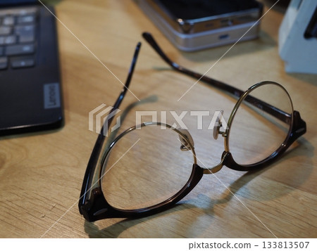 桌上的眼鏡。留白。適合商務用途的圖片。喝咖啡時喝眼鏡的場景。 133813507