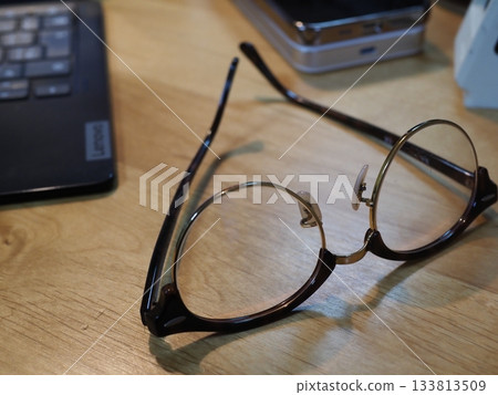 桌上的眼鏡。留白。適合商務用途的圖片。喝咖啡時喝眼鏡的場景。 133813509