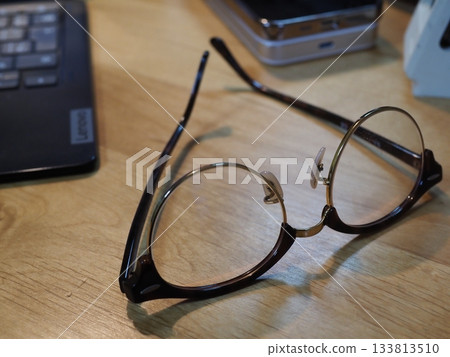 桌上的眼鏡。留白。適合商務用途的圖片。喝咖啡時喝眼鏡的場景。 133813510