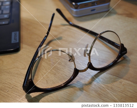 桌上的眼鏡。留白。適合商務用途的圖片。喝咖啡時喝眼鏡的場景。 133813512