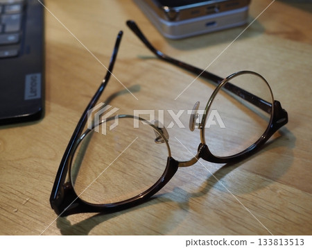 桌上的眼鏡。留白。適合商務用途的圖片。喝咖啡時喝眼鏡的場景。 133813513