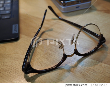 桌上的眼鏡。留白。適合商務用途的圖片。喝咖啡時喝眼鏡的場景。 桌上的眼鏡。留白。適合商務用途的圖片。喝咖啡時喝眼鏡的場景。 133813516