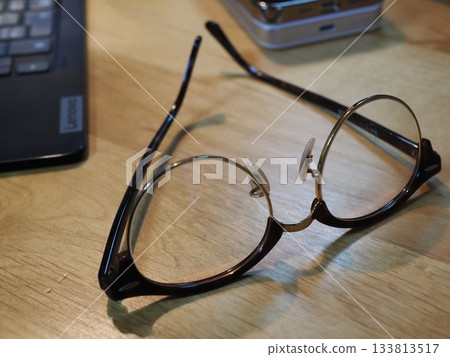 桌上的眼鏡。留白。適合商務用途的圖片。喝咖啡時喝眼鏡的場景。 133813517