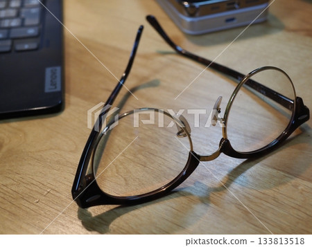 桌上的眼鏡。留白。適合商務用途的圖片。喝咖啡時喝眼鏡的場景。 133813518