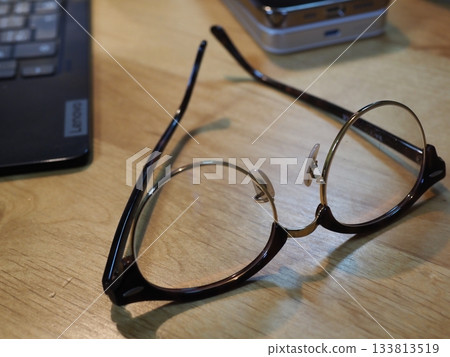 桌上的眼鏡。留白。適合商務用途的圖片。喝咖啡時喝眼鏡的場景。 133813519