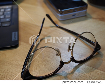 桌上的眼鏡。留白。適合商務用途的圖片。喝咖啡時喝眼鏡的場景。 桌上的眼鏡。留白。適合商務用途的圖片。喝咖啡時喝眼鏡的場景。 133813523