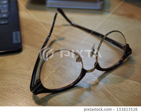 桌上的眼鏡。留白。適合商務用途的圖片。喝咖啡時喝眼鏡的場景。 133813526