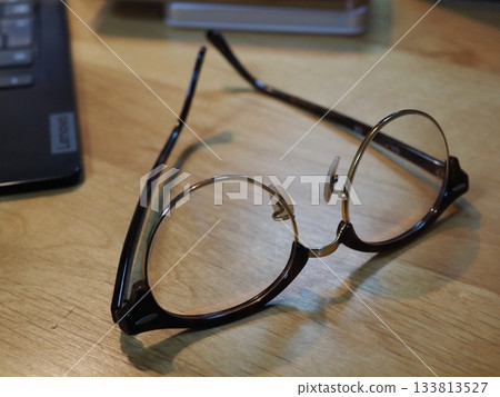 桌上的眼鏡。留白。適合商務用途的圖片。喝咖啡時喝眼鏡的場景。 133813527