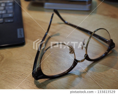 桌上的眼鏡。留白。適合商務用途的圖片。喝咖啡時喝眼鏡的場景。 133813529
