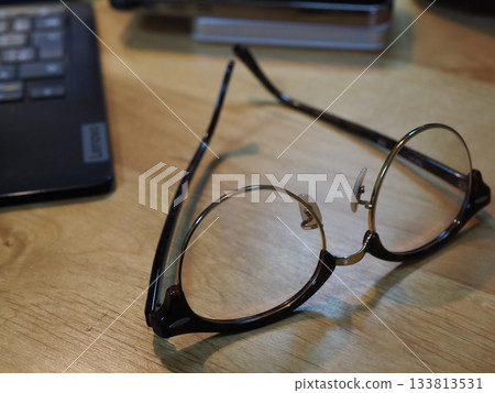 桌上的眼鏡。留白。適合商務用途的圖片。喝咖啡時喝眼鏡的場景。 133813531