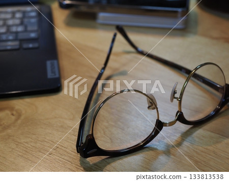 桌上的眼鏡。留白。適合商務用途的圖片。喝咖啡時喝眼鏡的場景。 133813538
