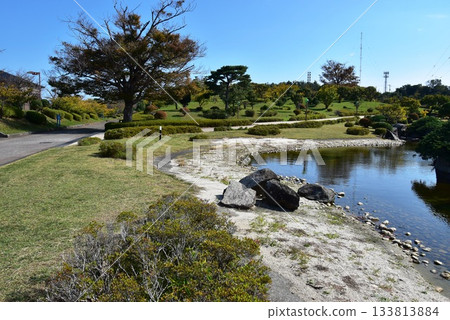 熱海市:初島的環形步道、花園池塘和藍天 熱海市:初島的環形步道、花園池塘和藍天 133813884