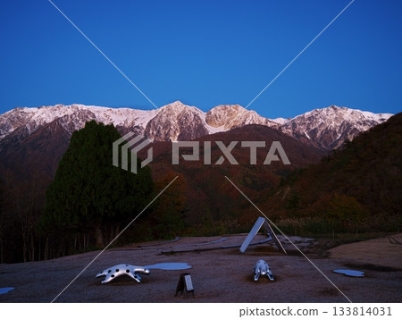 清晨,從白馬岩嶽山度假村的露營地眺望白馬山脈。 清晨,從白馬岩嶽山度假村的露營地眺望白馬山脈。 133814031