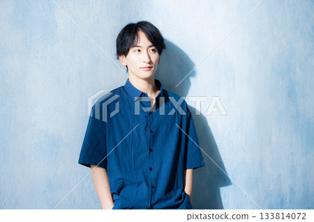 一個穿海軍襯衫的男人 133814072