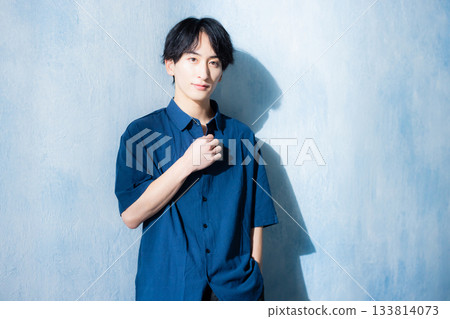 一個穿海軍襯衫的男人 一個穿海軍襯衫的男人 133814073