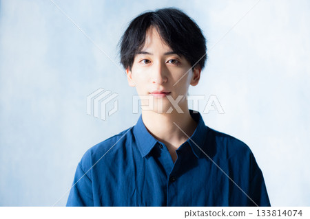 一個穿海軍襯衫的男人 133814074