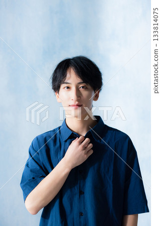 一個穿海軍襯衫的男人 133814075